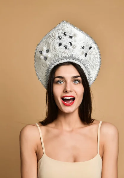 Portré fiatal gyönyörű komoly lány meztelen és orosz hagyományos kalap kokoshnik, látszó-on fényképezőgép — Stock Fotó