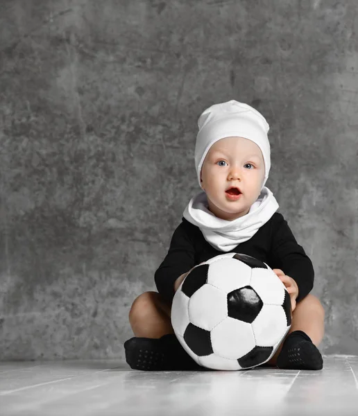 Linda imagen de bebé sosteniendo una pelota de fútbol . —  Fotos de Stock