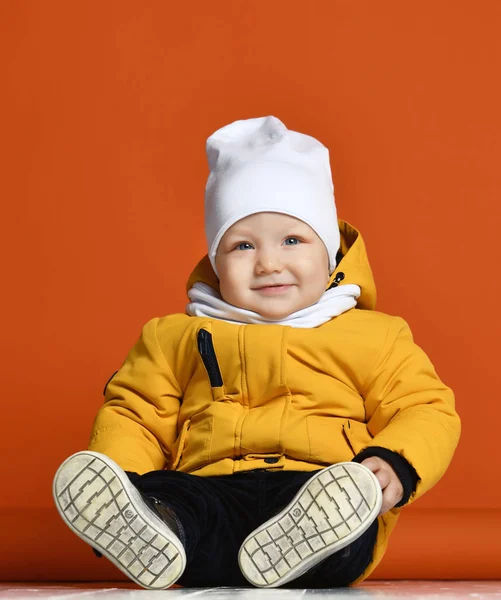 Crianças em roupas de inverno. Miúdos de casacos. Criança de moda — Fotografia de Stock