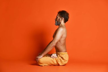 Siyah mat, o nefes yoga egzersiz yapıyor ve Upward karın gerçekleştirme yogi erkek portresi kilitlemek, Uddiyana Bandha.