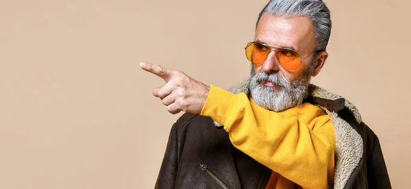 Старший стильний багатий чоловік з бородою і вусами в шкіряному пальто — стокове фото