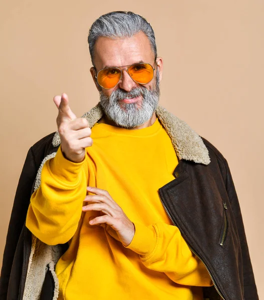 Ανώτερος κομψός πλούσιος άντρας με μούσι και μουστάκι σε δερμάτινο παλτό — Φωτογραφία Αρχείου