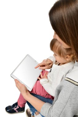 küçük kız ve güzel genç annesi dijital tablet kullanma