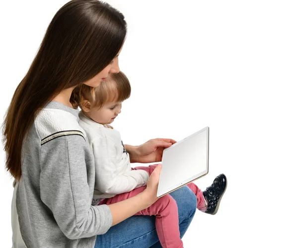 küçük kız ve güzel genç annesi dijital tablet kullanma