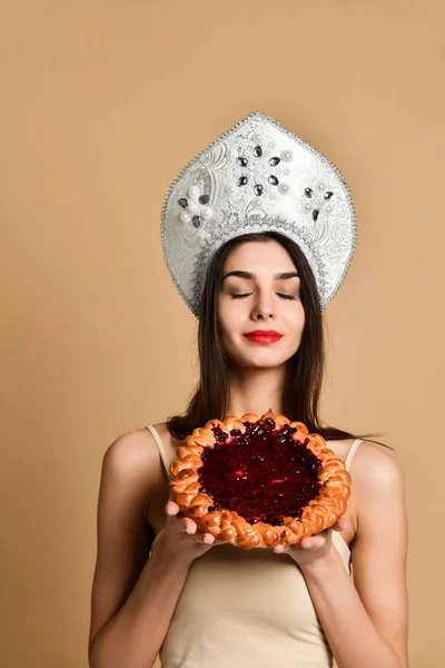 Porträt einer lächelnden Frau mit Kuchen — Stockfoto