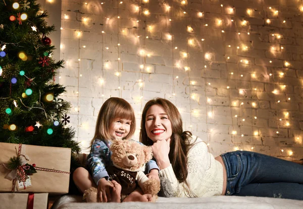 Jovem mãe e suas filhas perto da árvore de Natal . — Fotografia de Stock