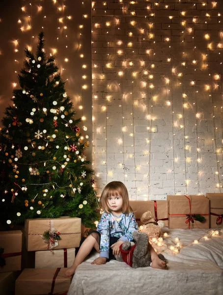 Menina com presentes de Natal perto da árvore de Natal — Fotografia de Stock