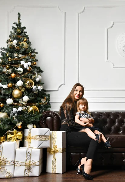 Mãe com sua filha criança celebrando perto da árvore de Natal — Fotografia de Stock