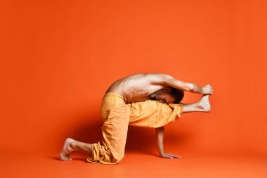 Adam pratik yoga gelişmiş. Bir dizi yoga poses.