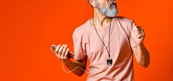 Uma imagem de um homem careca idoso ouvindo música com fones de ouvido — Fotografia de Stock