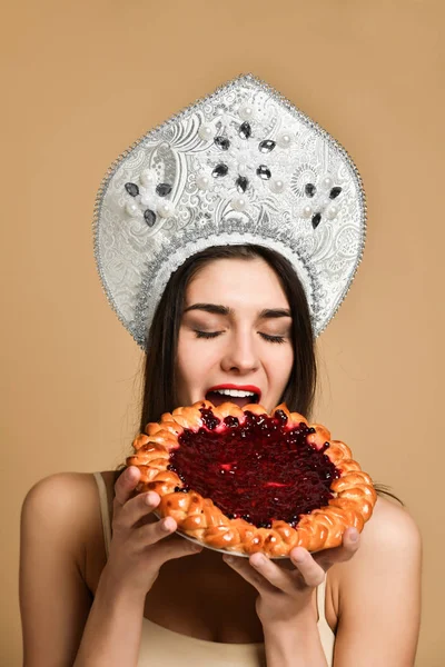 Genç kadın bir doldurma ile açık pasta yemek — Stok fotoğraf