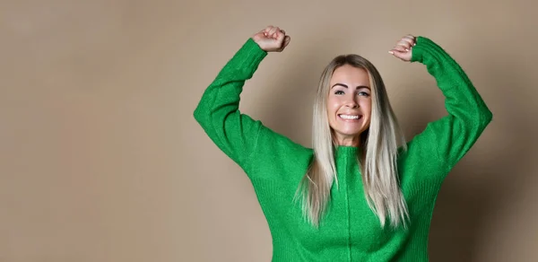 Retrato de una mujer sonriente con los puños en contra de un fondo desnudo —  Fotos de Stock