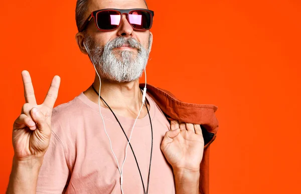 Homem bonito com óculos hipster sorrindo — Fotografia de Stock