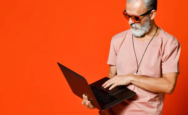 Trendy emekli yeni dizüstü bilgisayar kullanımı zevk mutlu portre