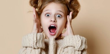 sürpriz genç beyaz kız izole