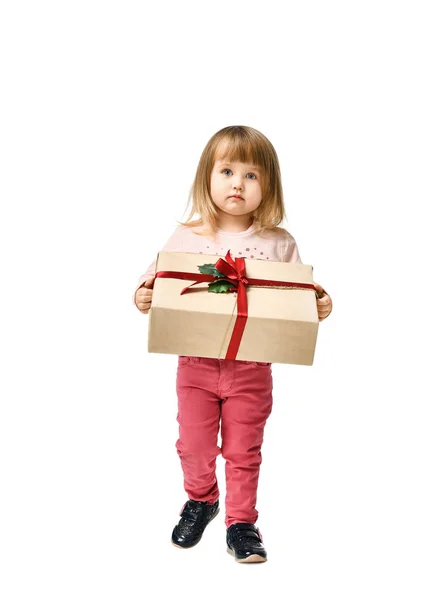 Meisje glimlach en bedrijf rode geschenkdoos op witte achtergrond. — Stockfoto