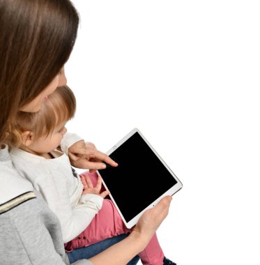 küçük kız ve güzel genç annesi dijital tablet kullanma