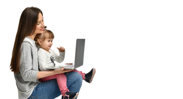 Οικογένεια μητέρα και παιδί κόρη στο σπίτι με ένα φορητό υπολογιστή — Φωτογραφία Αρχείου