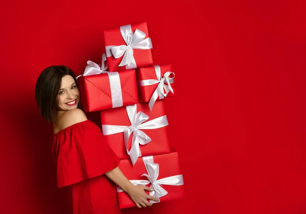 Hediyelerle poz veren mutlu doğum günü kızı..