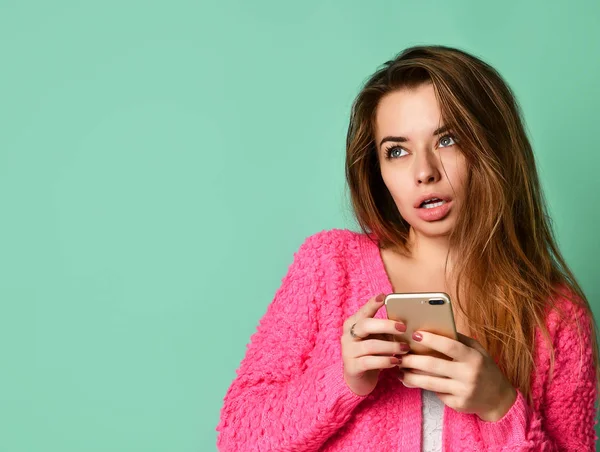 Mujer que envía un mensaje de texto en un teléfono móvil — Foto de Stock