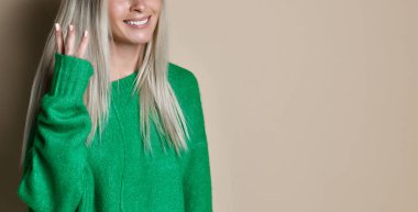 Mutlu kadın parmakları ile üç numaralı gösteren