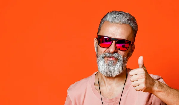 Barba viejo hombre está mostrando pulgares hacia arriba — Foto de Stock