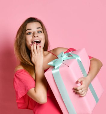 sürpriz hediye kutusu kadınla