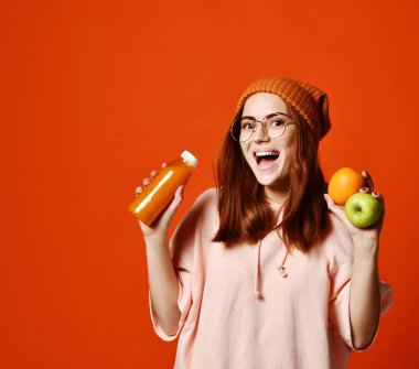 Taze sıkılmış meyve suyu ile genç ve güzel kadın moda