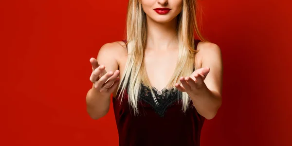 Portrait recadré d'une fille souriante, heureuse et excitée en chapeau kokoshnik avec les paumes levées bras à vous — Photo