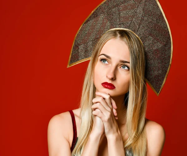 Beautiful woman looking up and dreaming. Casual girl thinking. — Stock Photo, Image