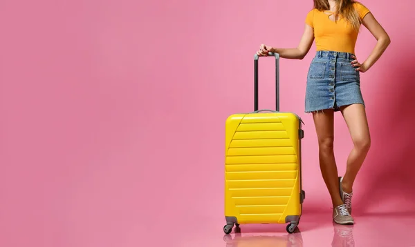 Mulher viajante com mala em fundo de cor — Fotografia de Stock