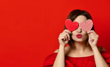 Sevgililer günü kalbine sahip sevimli bir kız. Sevgi dolu bir aşk portresi gösteriyor.