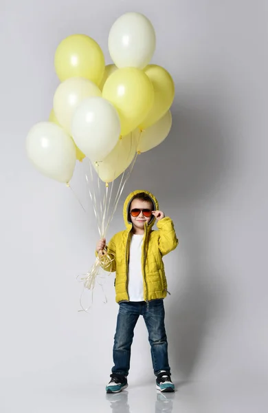 Snygg liten pojke som håller luftballong isolerad på vitt — Stockfoto