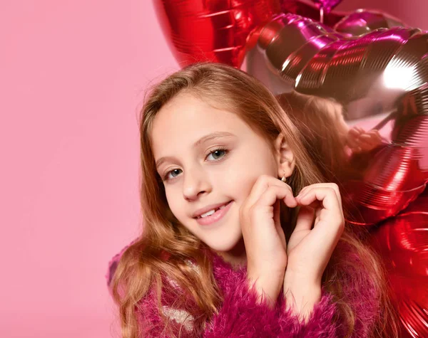 Close-up van schattig meisje in een studio, breed glimlachend en spelen met roze ballonnen. Ze draagt de trui en jeans. Ze heeft plezier partij — Stockfoto