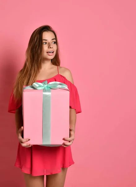 Gelukkig vrij jonge vrouw die houdt van luxe-geschenketui — Stockfoto