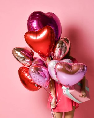 Sevimli genç kadın Powerboats ile eğleniyor