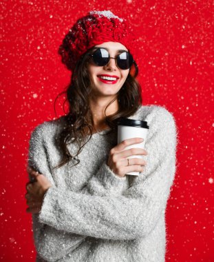 kış, insanlar, mutluluk, içki ve fast food konsept - paket çay ya da kahve fincanı ile şapkalı kadın