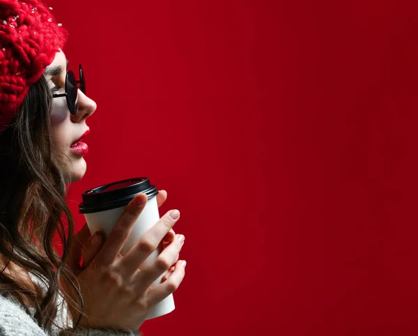 Inverno, persone, felicità, bevande e fast food concetto - donna in cappello con tè da asporto o tazza di caffè — Foto Stock