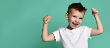 komik çocuk ellerini yukarıya bağıran