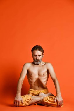 Siyah mat, o nefes yoga egzersiz yapıyor ve Upward karın gerçekleştirme yogi erkek portresi kilitlemek, Uddiyana Bandha.