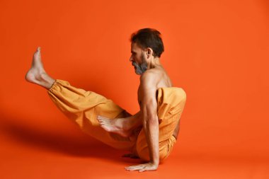 Sportif son sınıf öğrencisi. Güç, yoga ve pilates eğitimi için kol dengesi egzersizi yapıyor.,