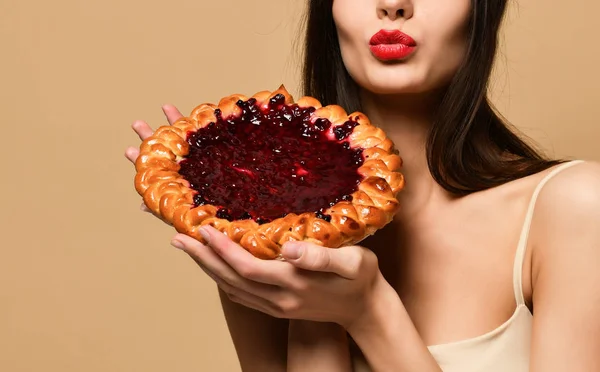 Güzel moda kız lezzetli berry pie ile — Stok fotoğraf