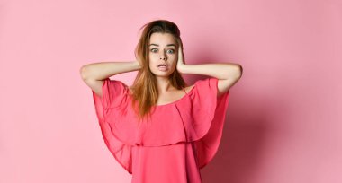 duygusal kadın kafasını gri bir arka plan üzerinde arkasında ellerini sıktı