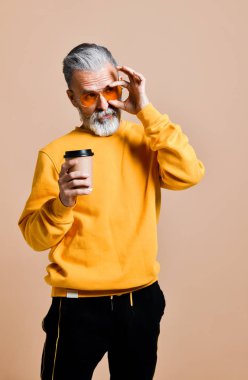 Sabah kahvesi ile yakışıklı sakallı adam.