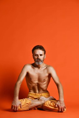 Siyah mat, o nefes yoga egzersiz yapıyor ve Upward karın gerçekleştirme yogi erkek portresi kilitlemek, Uddiyana Bandha.