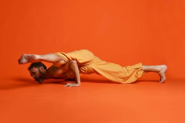 Sportif son sınıf öğrencisi. Güç, yoga ve pilates eğitimi için kol dengesi egzersizi yapıyor.,