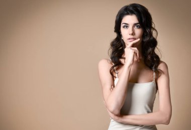 Çekici, zarif, esmer bir kadının portresi..