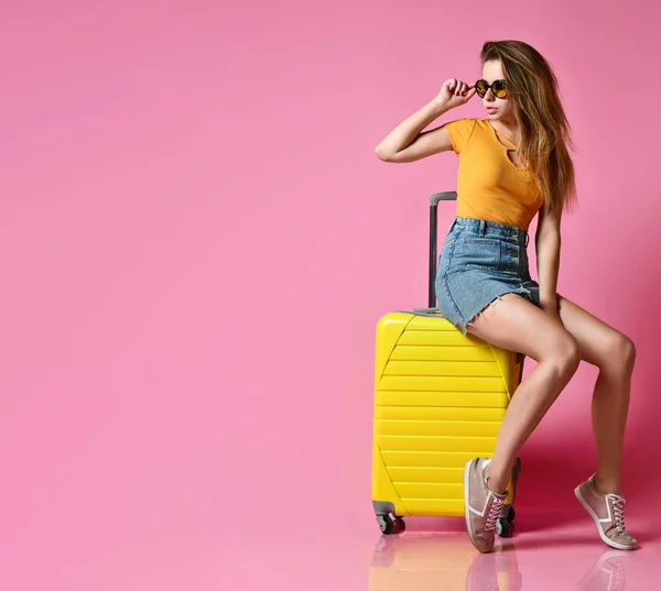 Touristin mit Reisekoffer isoliert auf sommerlichem Hintergrund — Stockfoto
