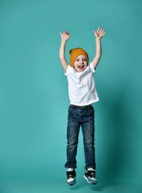 Yeşil arka plan üzerinde izole görüntü atlama küçük çocuk çocuk.