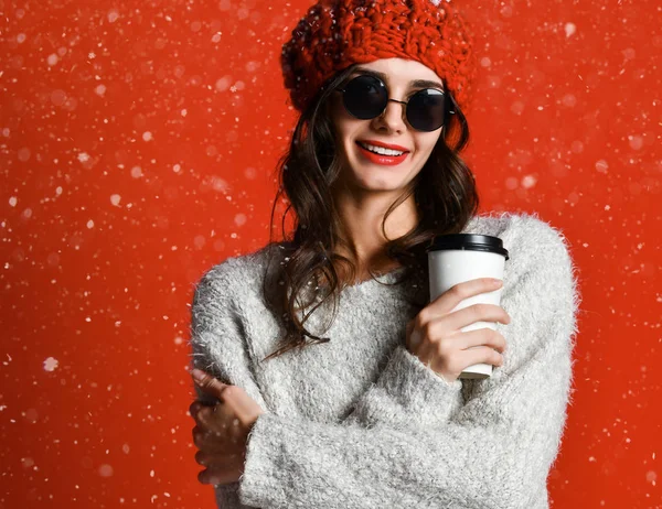 Winter, mensen, geluk, drinken en fastfood concept - vrouw in hoed met afhaalmaaltijden thee of koffiekopje — Stockfoto